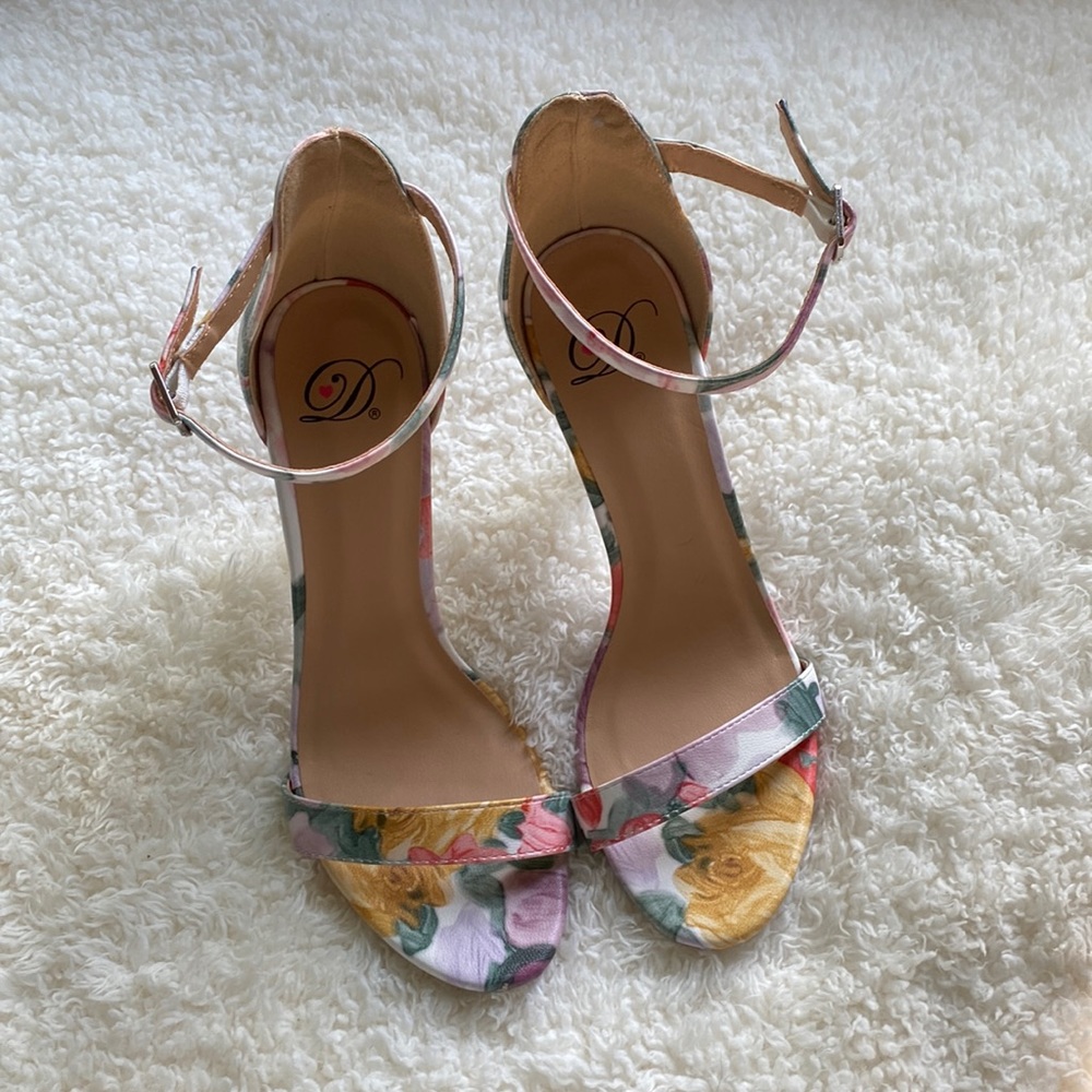 Floral Women’s Heels . Size 7.5.